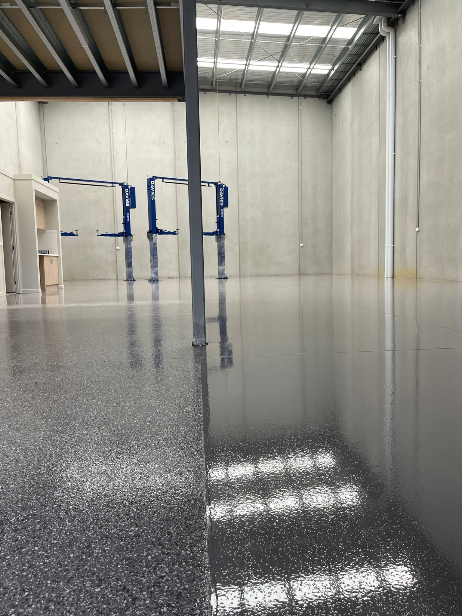 Non-slip epoxy and flake floor in a mechanical workshop with hoists